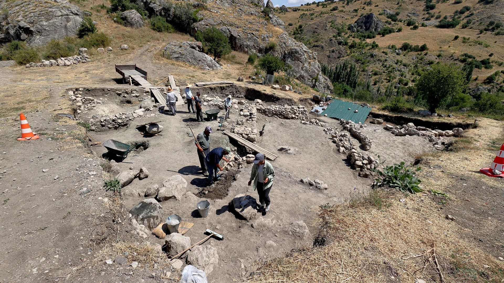 Hattuşa’da 2 Bin 300 Yıllık Keşif: Taş Sanduka Mezarlarda İskeletler ve Gizemli Bıçak Bulundu Hattuşa’da 2 Bin 300 Yıllık Keşif: Taş Sanduka Mezarlarda İskeletler ve Gizemli Bıçak Bulundu