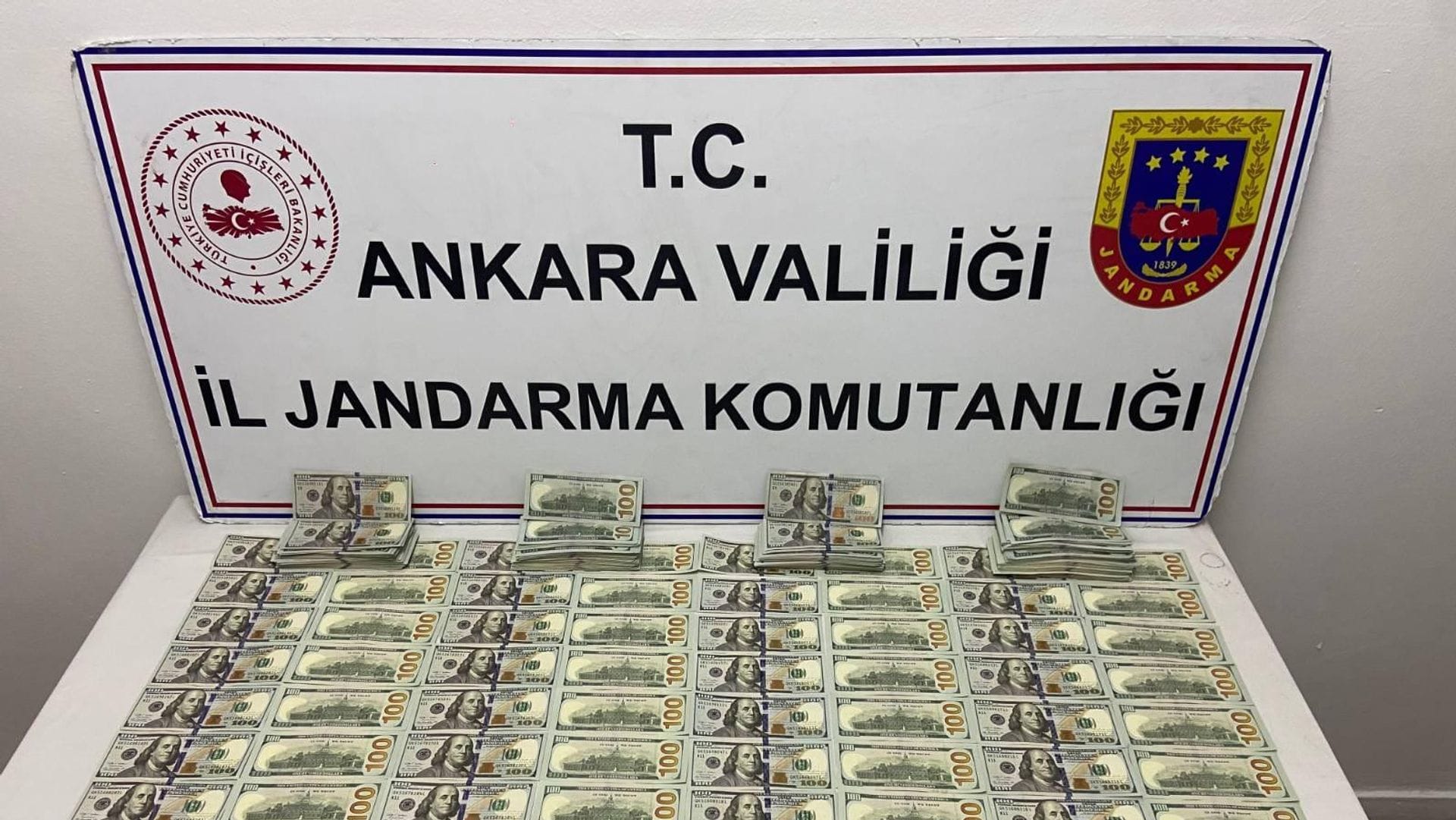 Ankara’da Büyük Bir Sahte Para Operasyonu: 80 Bin Dolarlık Sahte Banknotlar Ele Geçirildi