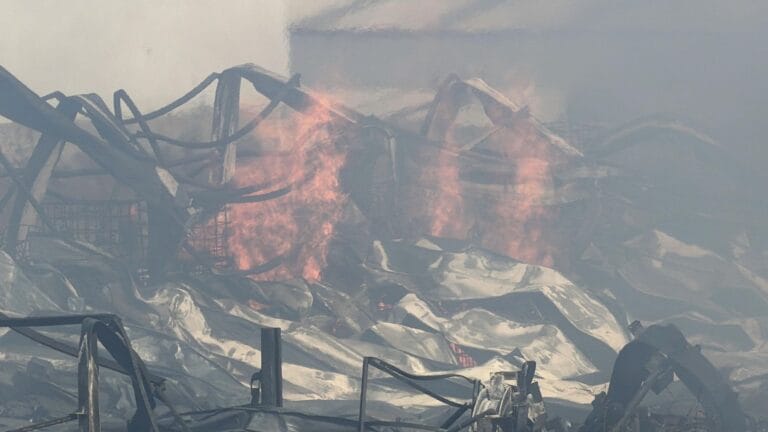 Gebze’de Kimya Fabrikasında Büyük Yangın: İki İşçi Yaralandı