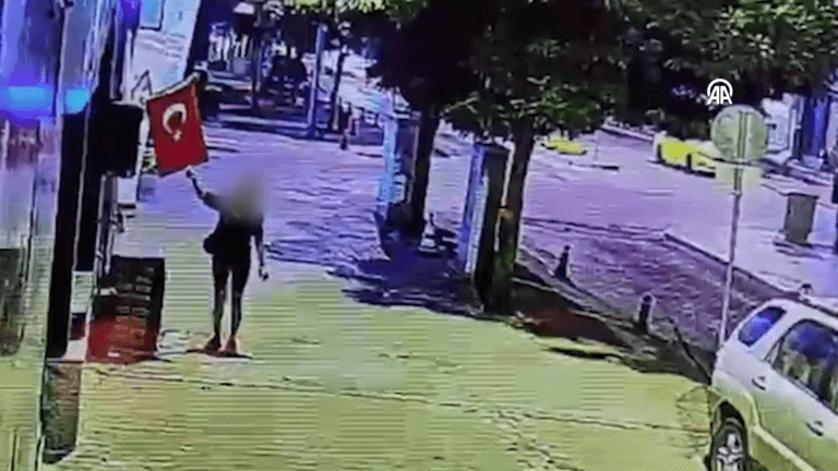 Türk Bayrağına Saldıran Kadın Çakmakla Yaktığı İddiasıyla Gözaltına Alındı