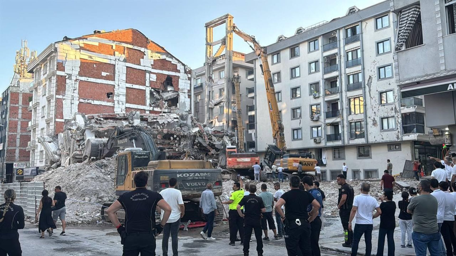 Bahçelievler’deki Kontrollü Yıkım: İki Bina Hasar Gördü