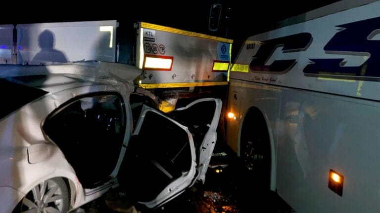 Three-Vehicle Collision in Hatay: 2 Dead, 4 Injured