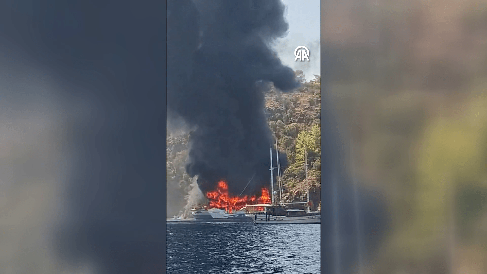 Fethiye’de Tur Teknesinde Büyük Panadem: Yüzlerce Kişi Suya Atlamak Zorunda Kaldı Fethiye’de Tur Teknesinde Büyük Panadem: Yüzlerce Kişi Suya Atlamak Zorunda Kaldı