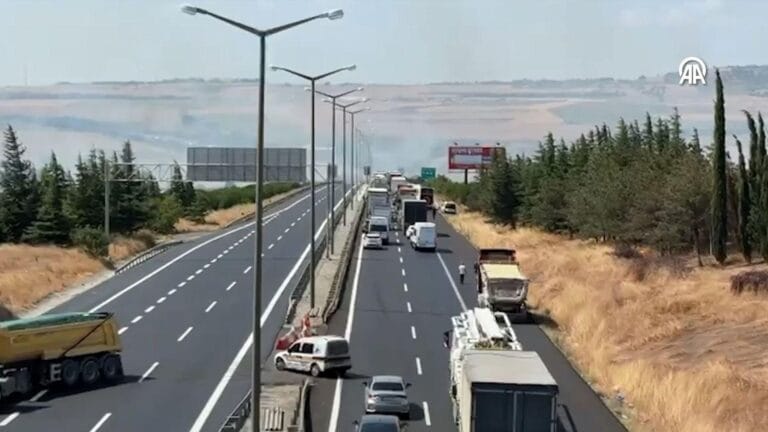 Major Fire in Istanbul's Silivri: Homes Under Threat, Highway Closed