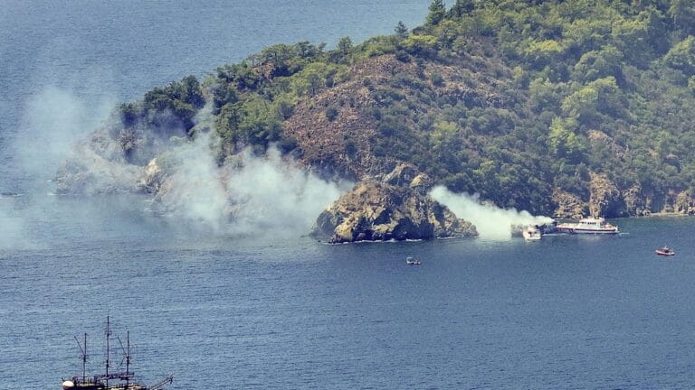 Marmaris’te Ortaya Çıkan Orman Yangınına Müdahale Devam Ediyor