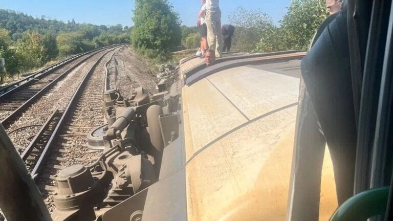 İngiltere’de Tren Kazası: Yolcu Treni Raydan Çıktı, 11 Kişi Yaralandı