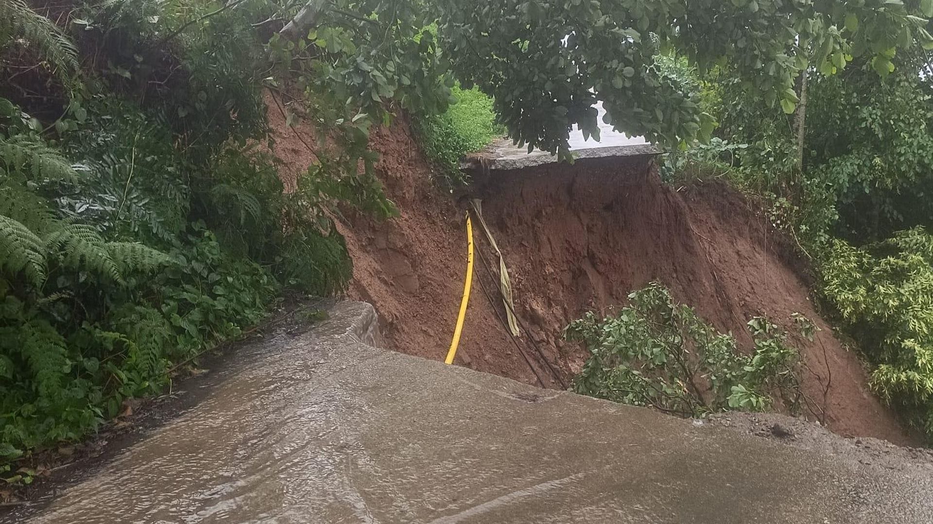 Rize’de Sağanak Yağış Sonrası Heyelan: 2 Kardeş Ekipler Tarafından Kurtarıldı Rize’de Sağanak Yağış Sonrası Heyelan: 2 Kardeş Ekipler Tarafından Kurtarıldı