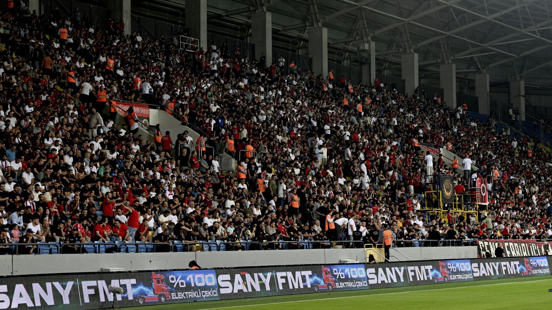 Fenerbahçe, Sarı-Lacivertli Forması ile Gündem Olan Minik Taraftarı Maça Davet Etti Fenerbahçe, Sarı-Lacivertli Forması ile Gündem Olan Minik Taraftarı Maça Davet Etti