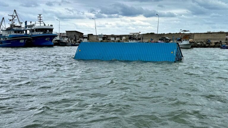 Samsun’un Alaçam İlçesinde denizde Bulunan Konteyner Kıyıya Çıkarıldı